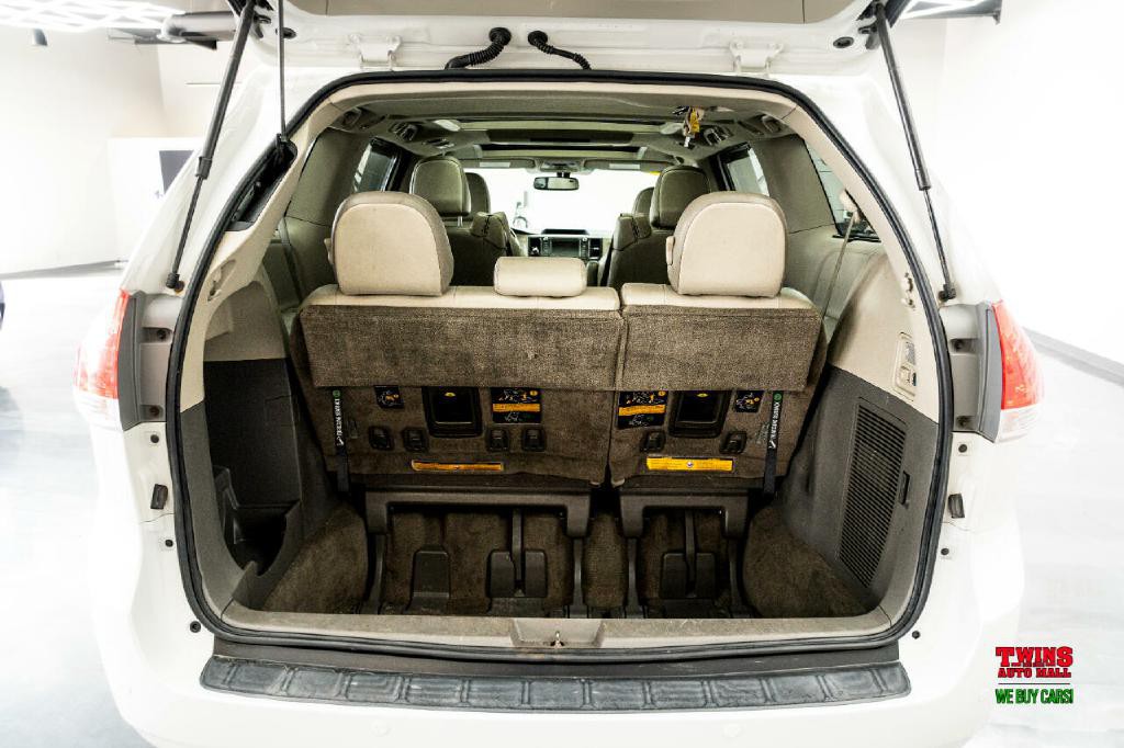 2012 Toyota Sienna Image 15