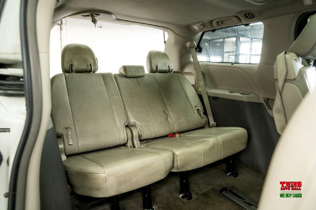 2012 Toyota Sienna Image 16