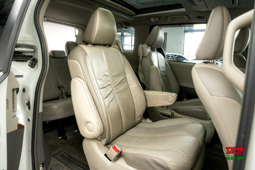 2012 Toyota Sienna Image 17
