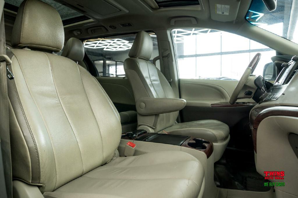 2012 Toyota Sienna Image 18
