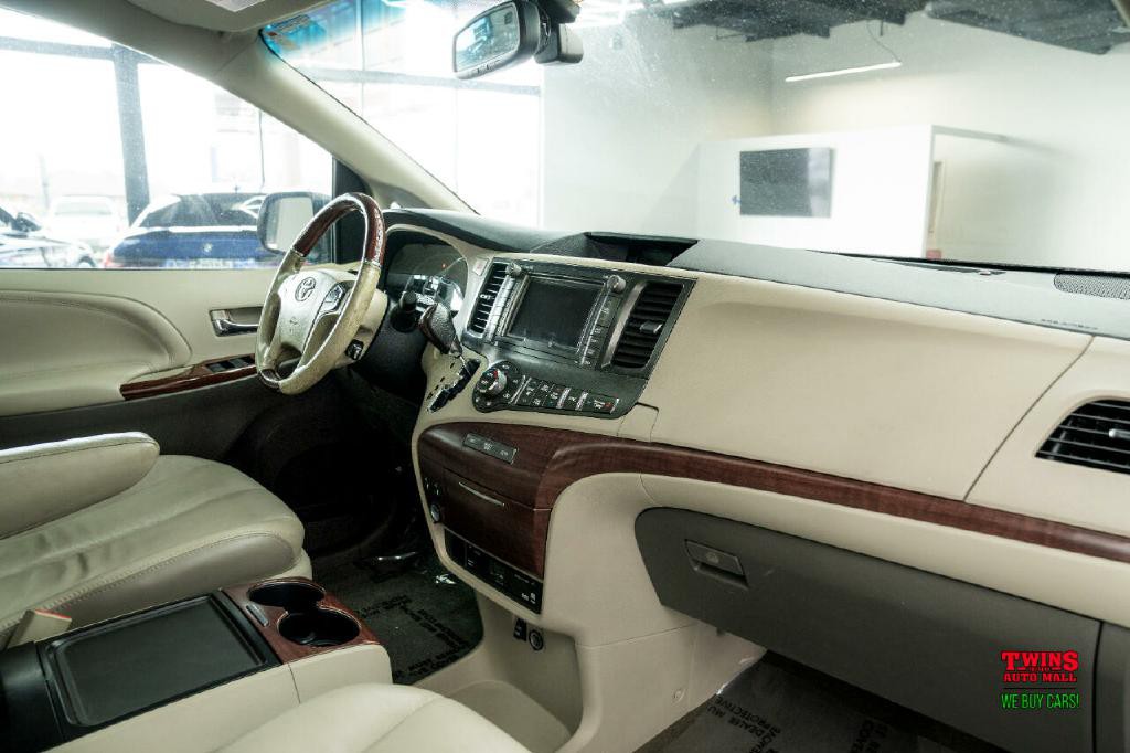 2012 Toyota Sienna Image 19