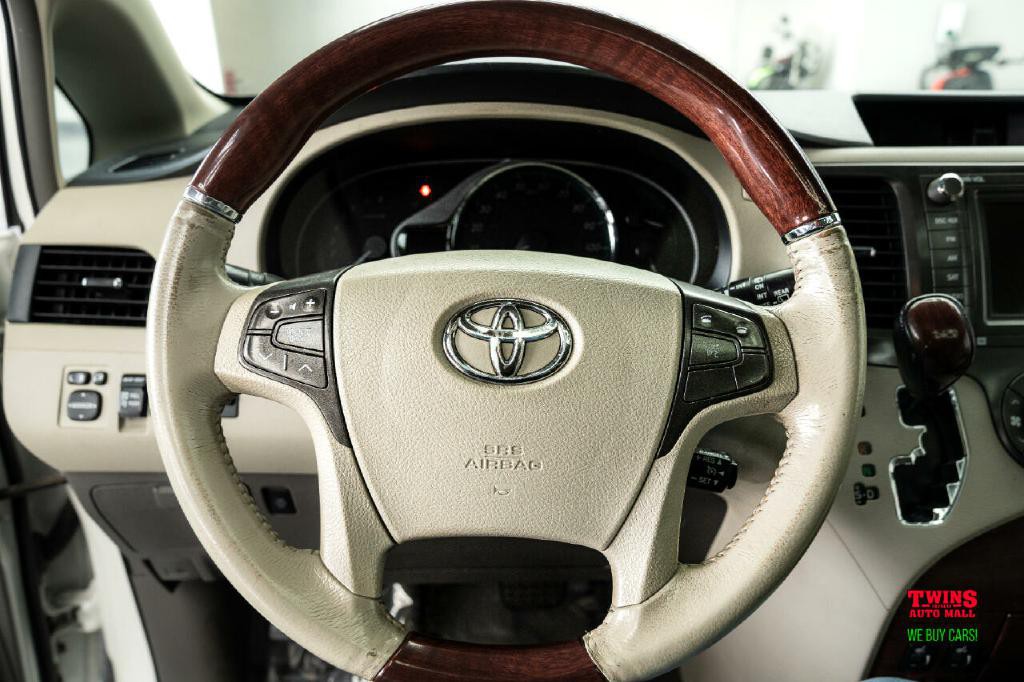 2012 Toyota Sienna Image 21