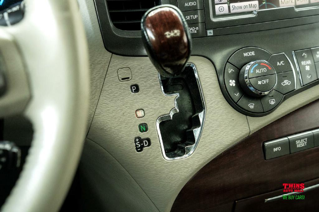 2012 Toyota Sienna Image 26