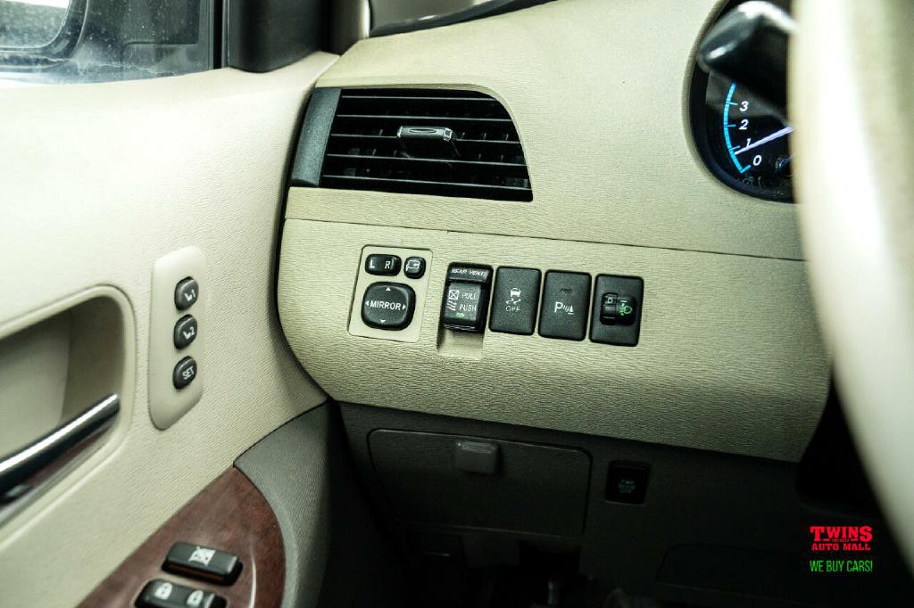 2012 Toyota Sienna Image 29