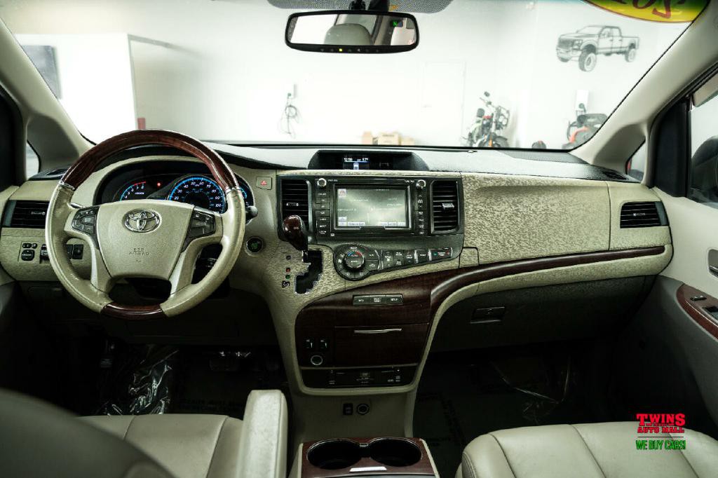 2012 Toyota Sienna Image 33