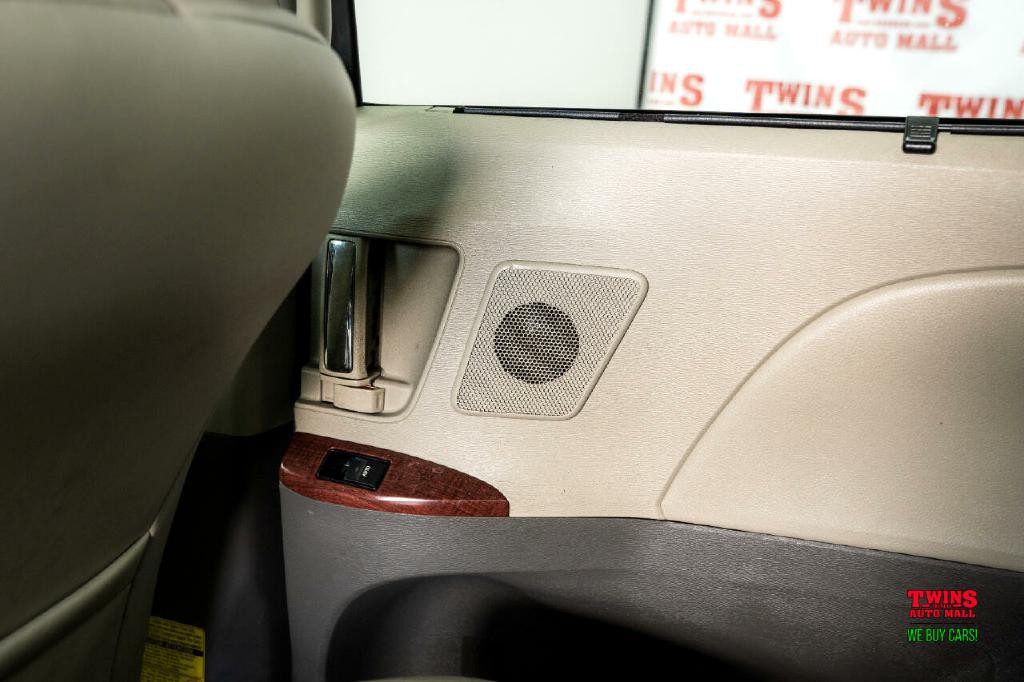 2012 Toyota Sienna Image 35