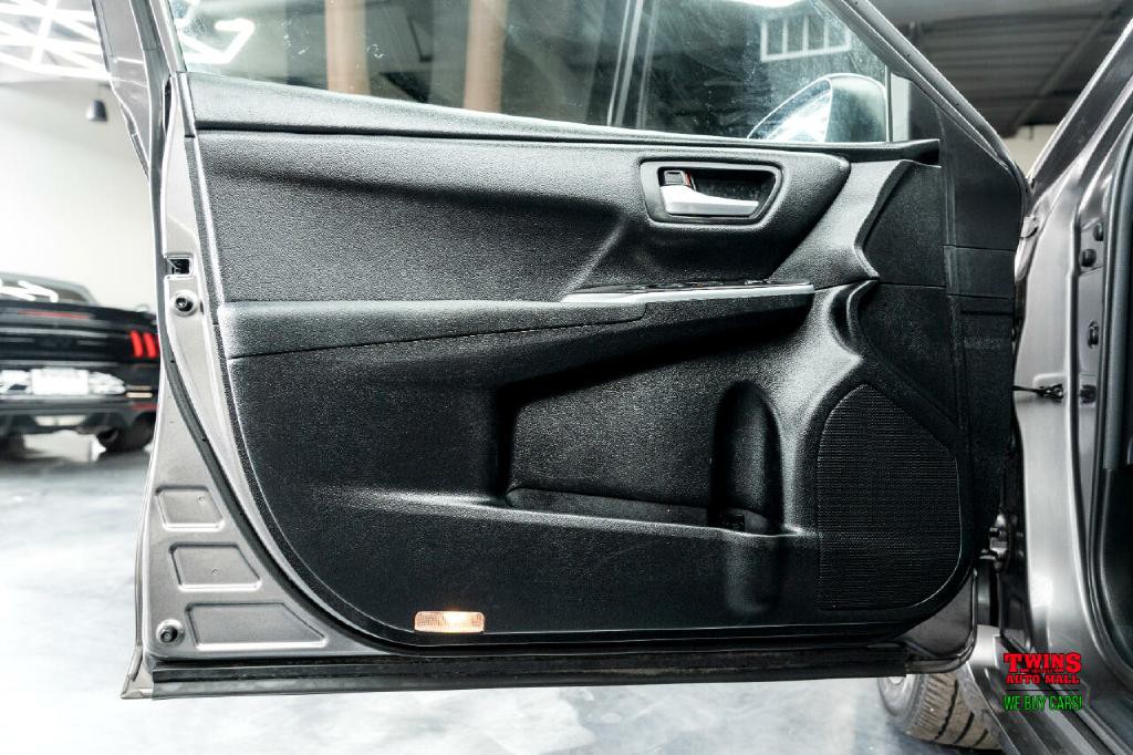 2017 Toyota Camry Image 11