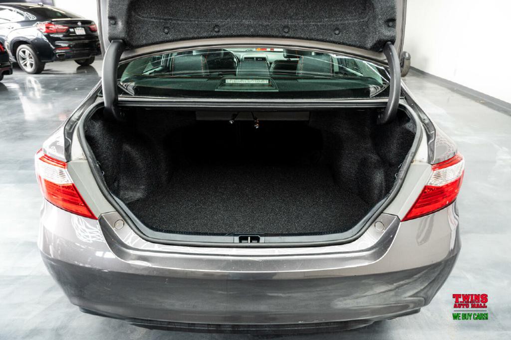 2017 Toyota Camry Image 15