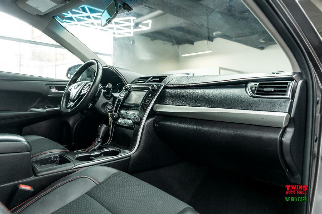2017 Toyota Camry Image 18