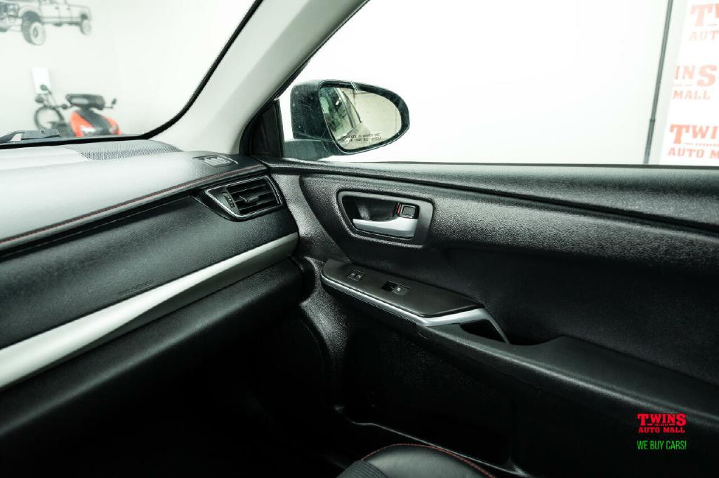 2017 Toyota Camry Image 24