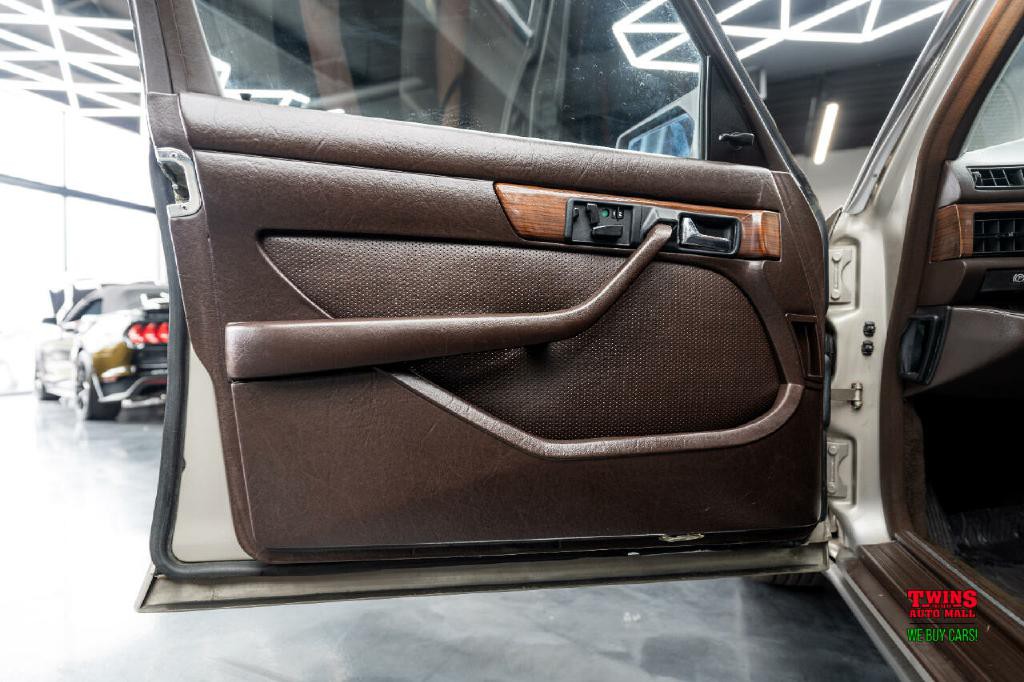 1987 Mercedes-Benz 420-Class Image 10