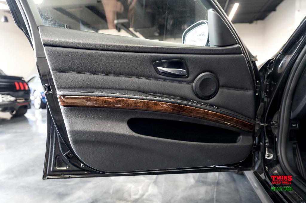 2010 BMW 3 Series Image 10