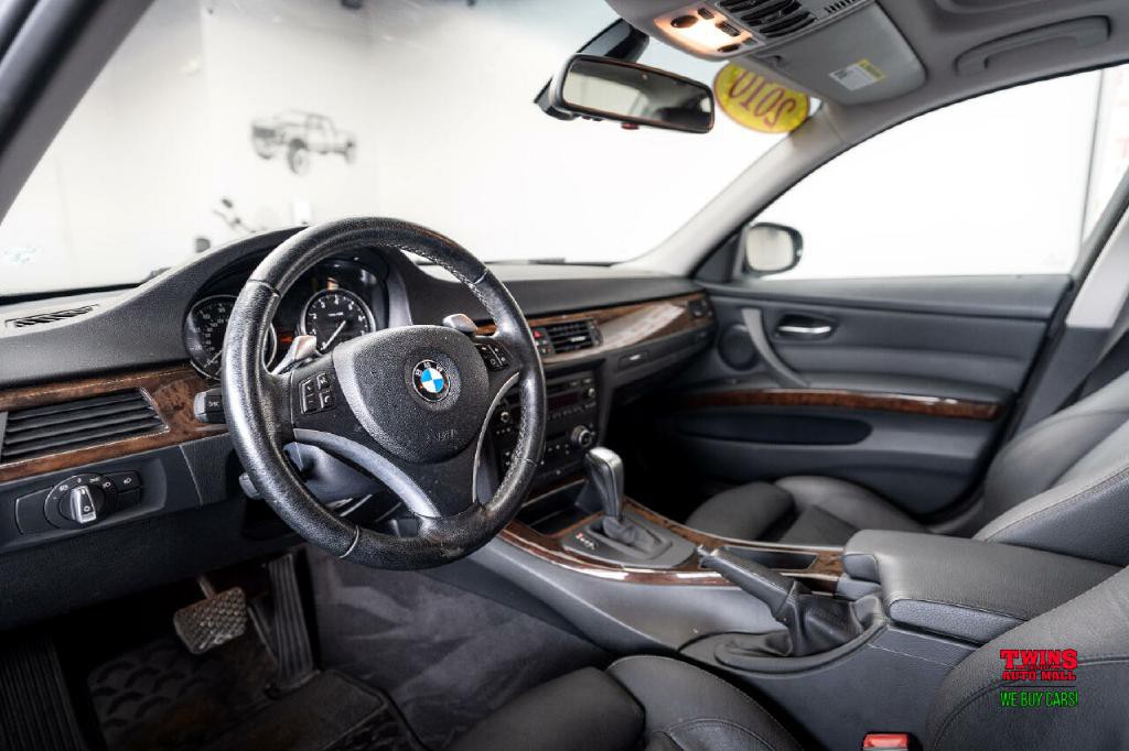 2010 BMW 3 Series Image 11