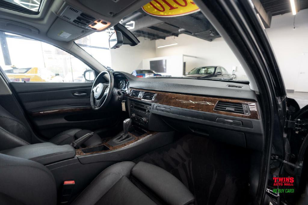 2010 BMW 3 Series Image 16