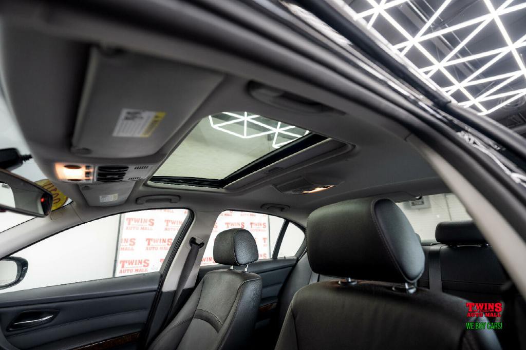 2010 BMW 3 Series Image 24