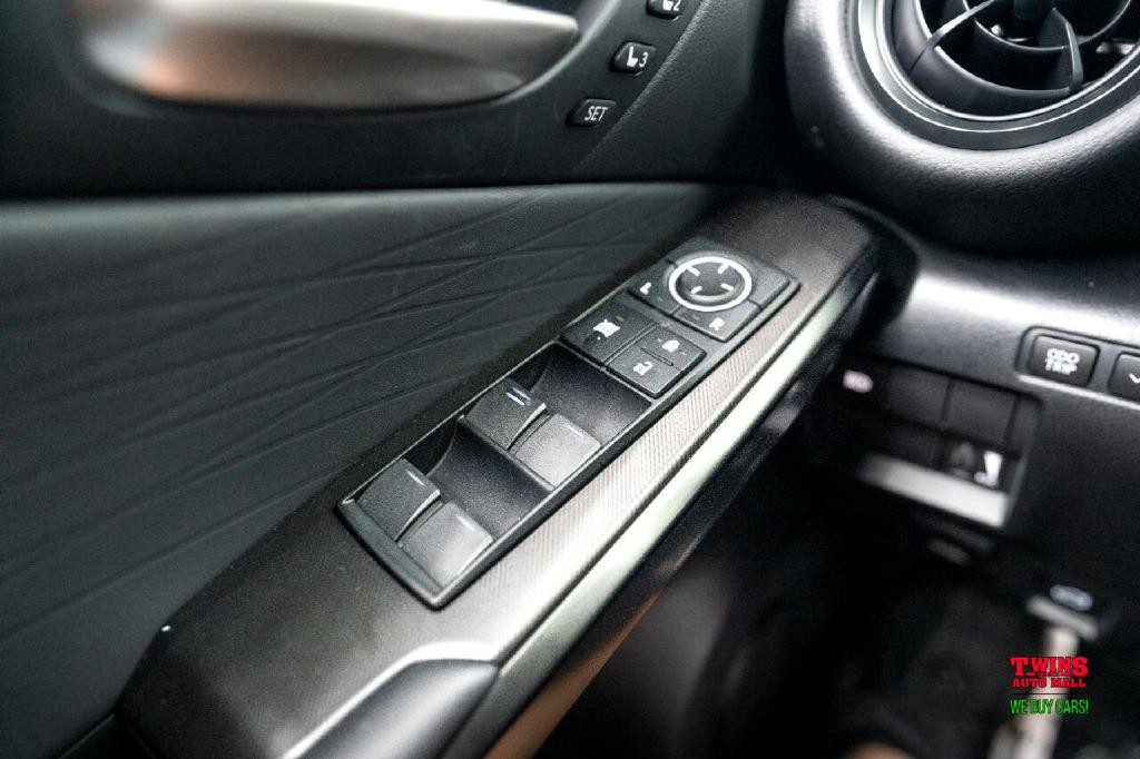 2024 Lexus IS Image 31