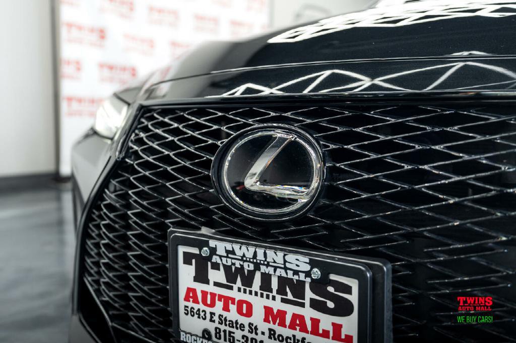 2024 Lexus IS Image 36