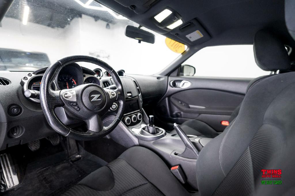 2017 Nissan 370Z Image 11