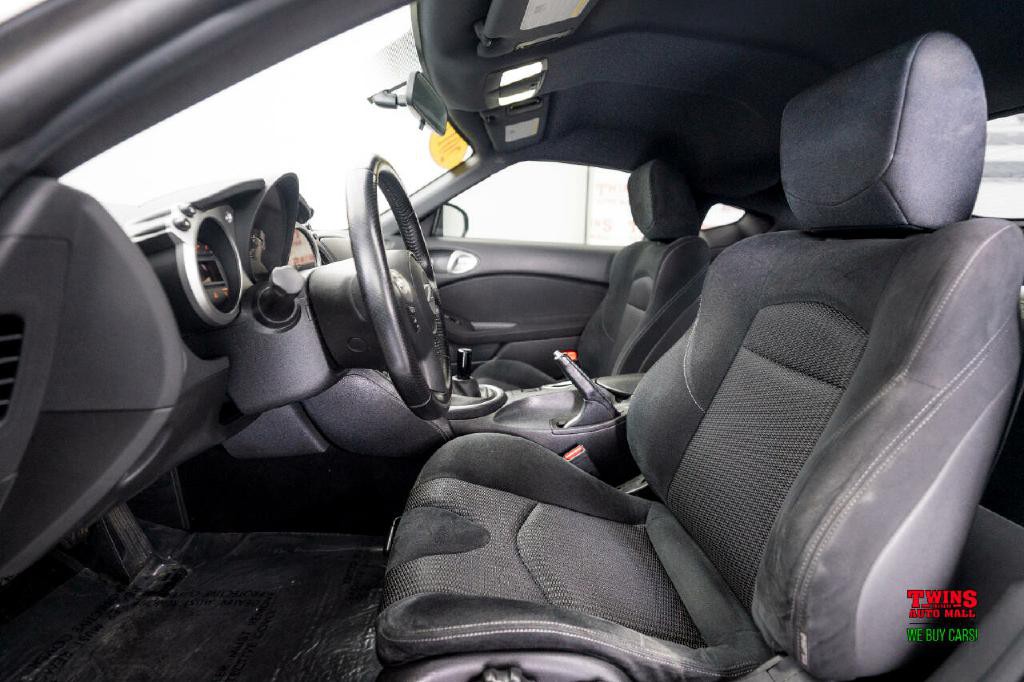 2017 Nissan 370Z Image 12