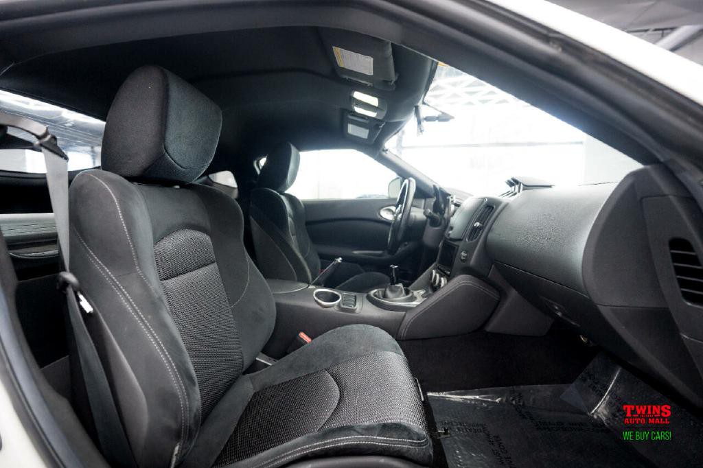 2017 Nissan 370Z Image 14
