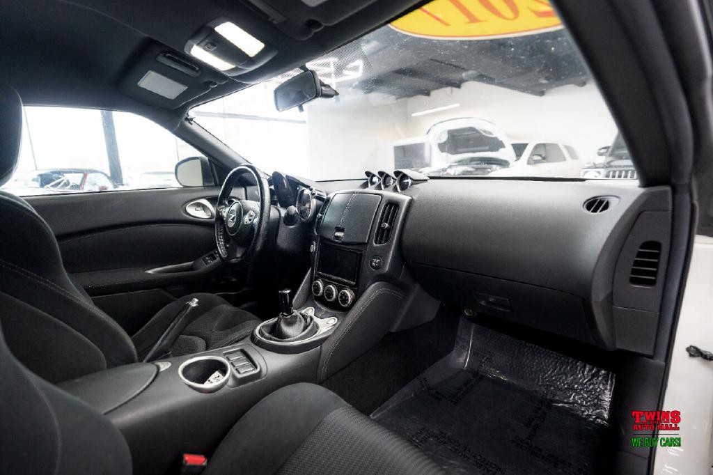 2017 Nissan 370Z Image 15