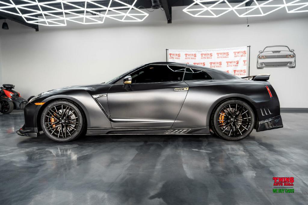 2020 Nissan GT-R Image 3