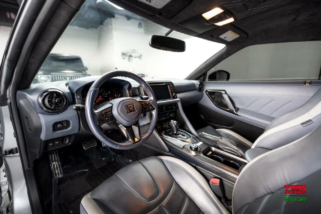 2020 Nissan GT-R Image 14