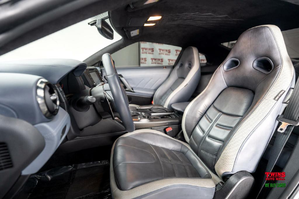 2020 Nissan GT-R Image 15