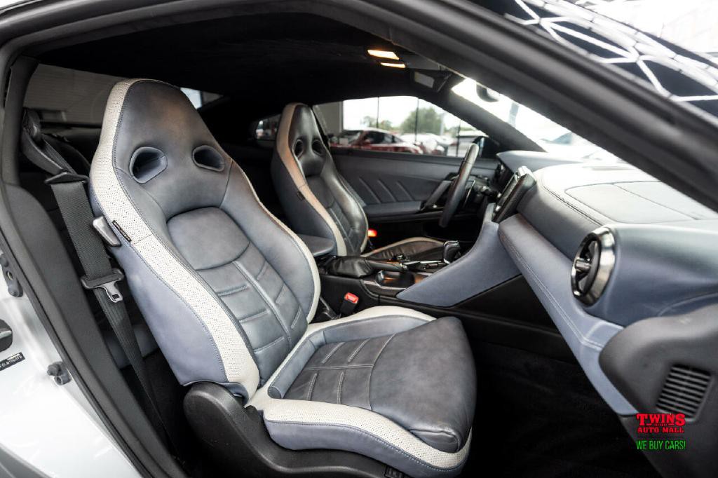 2020 Nissan GT-R Image 17