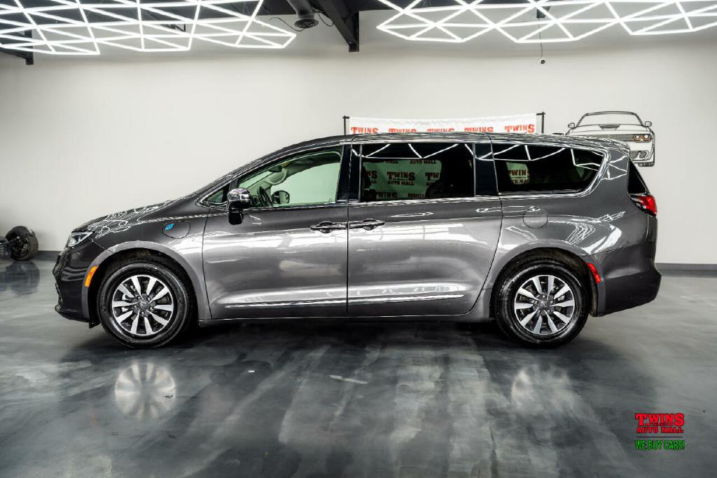 2023 Chrysler Pacifica Image 3