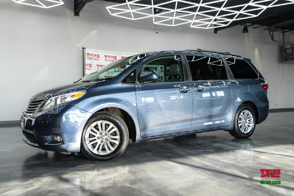 2015 Toyota Sienna Image 2