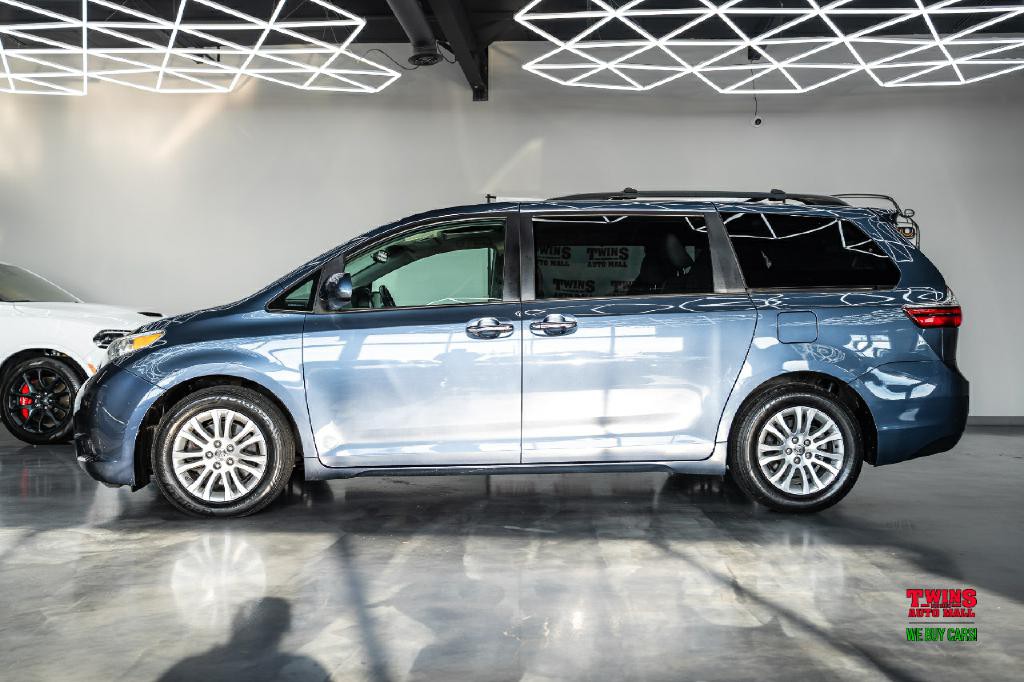 2015 Toyota Sienna Image 3