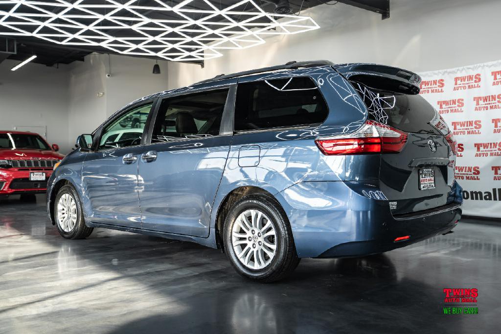 2015 Toyota Sienna Image 4