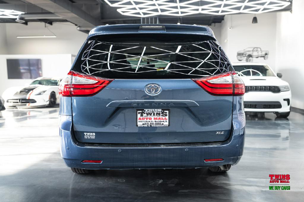 2015 Toyota Sienna Image 5