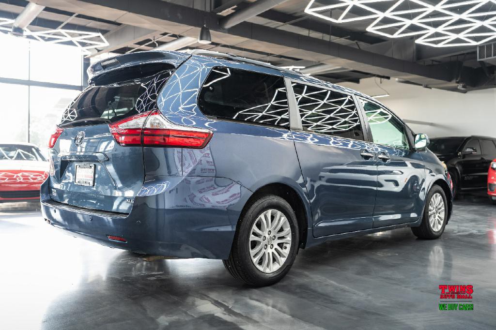 2015 Toyota Sienna Image 6