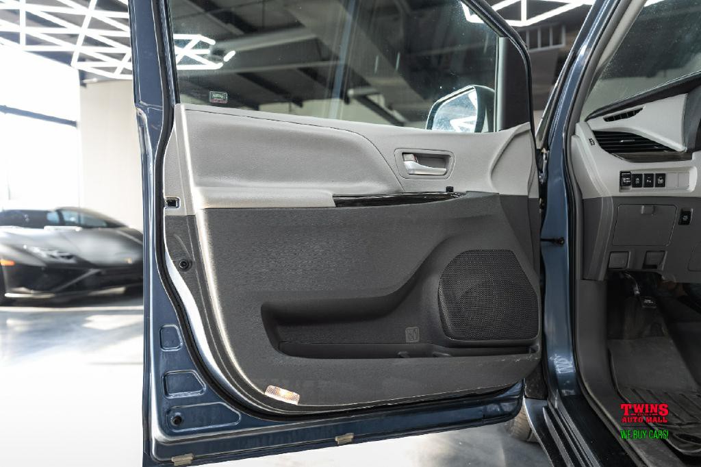 2015 Toyota Sienna Image 10