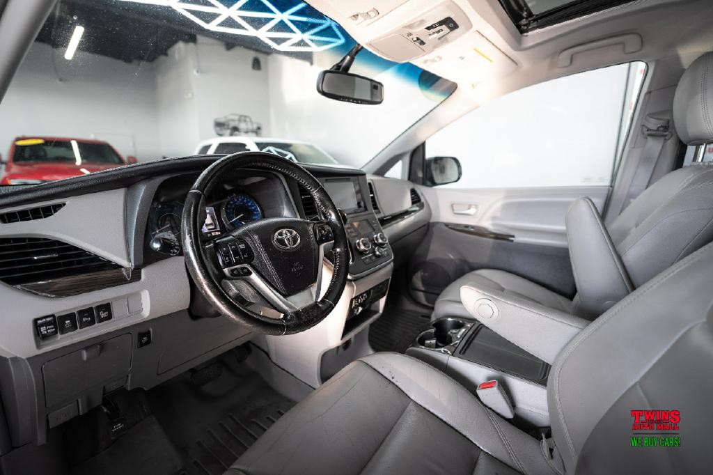 2015 Toyota Sienna Image 11
