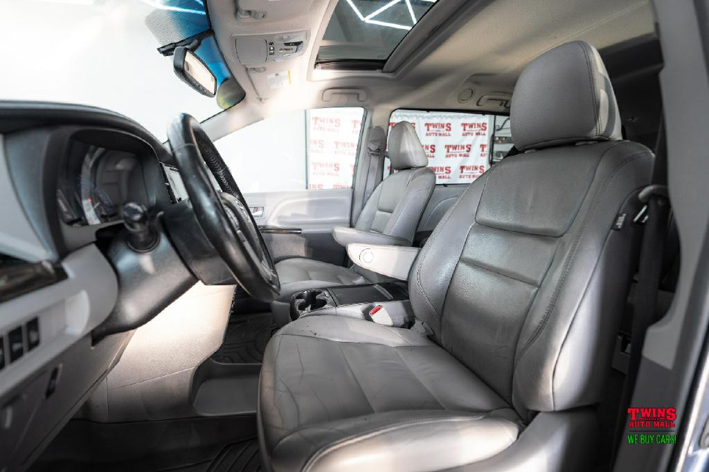 2015 Toyota Sienna Image 12