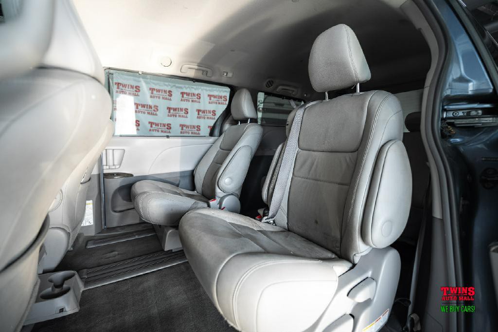 2015 Toyota Sienna Image 13