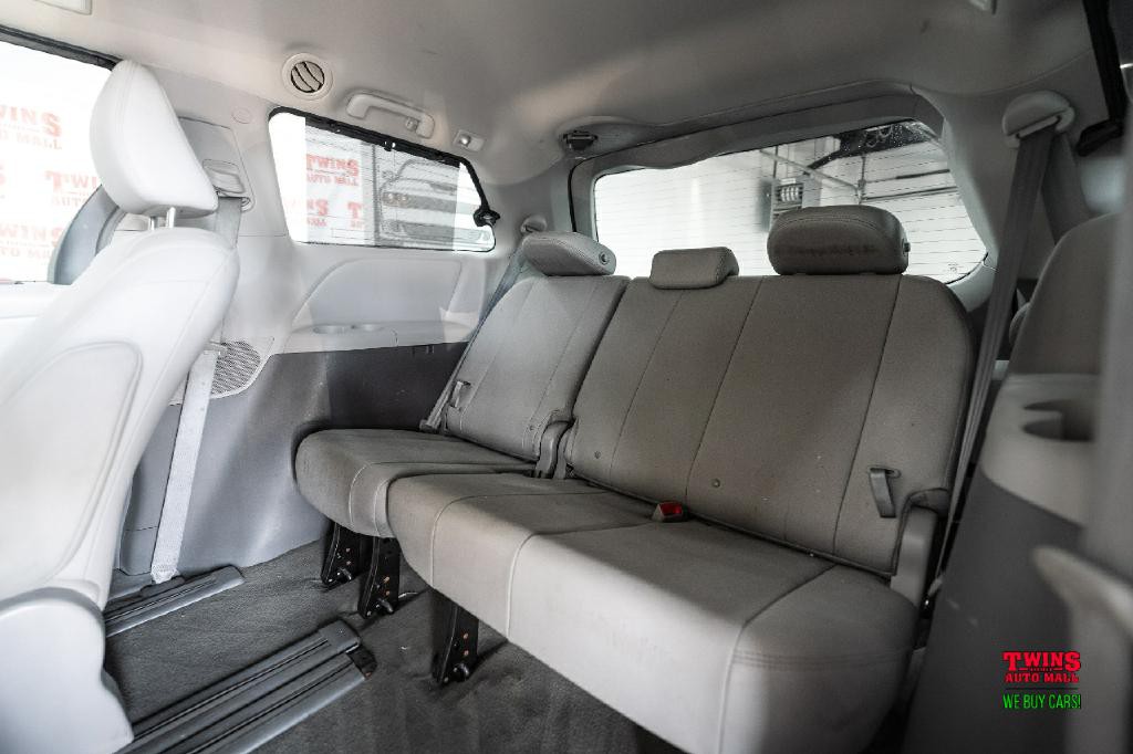 2015 Toyota Sienna Image 14