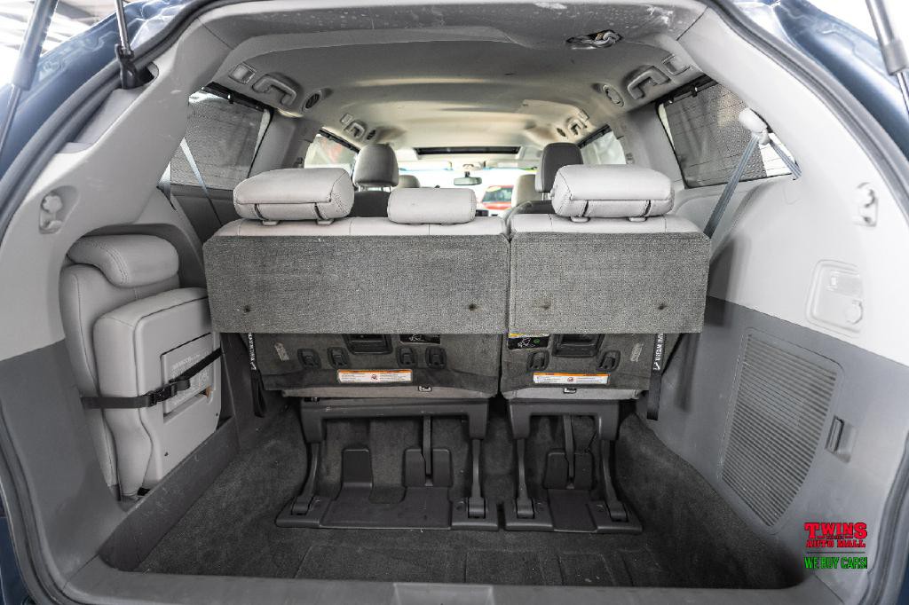 2015 Toyota Sienna Image 15