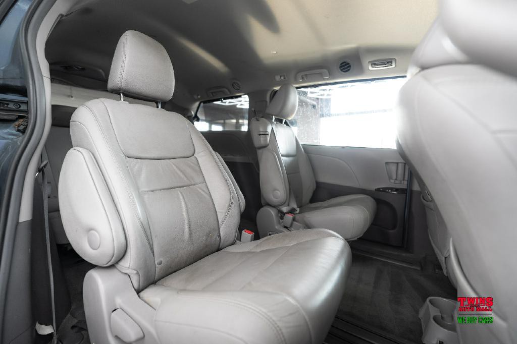 2015 Toyota Sienna Image 16