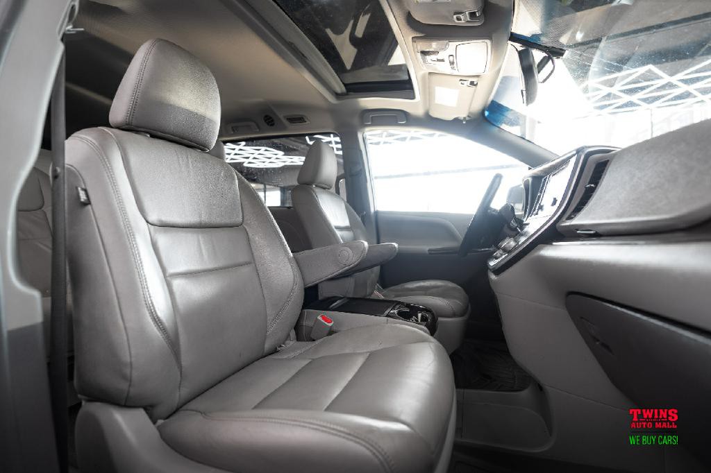 2015 Toyota Sienna Image 17