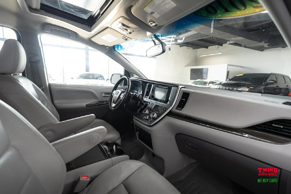 2015 Toyota Sienna Image 18