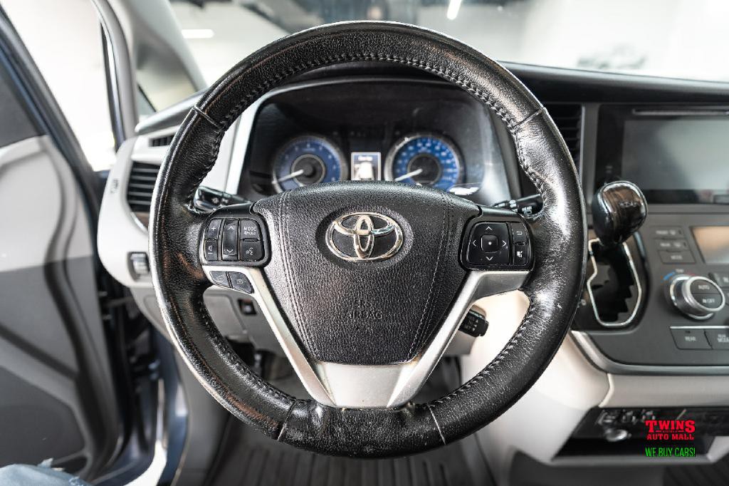 2015 Toyota Sienna Image 19
