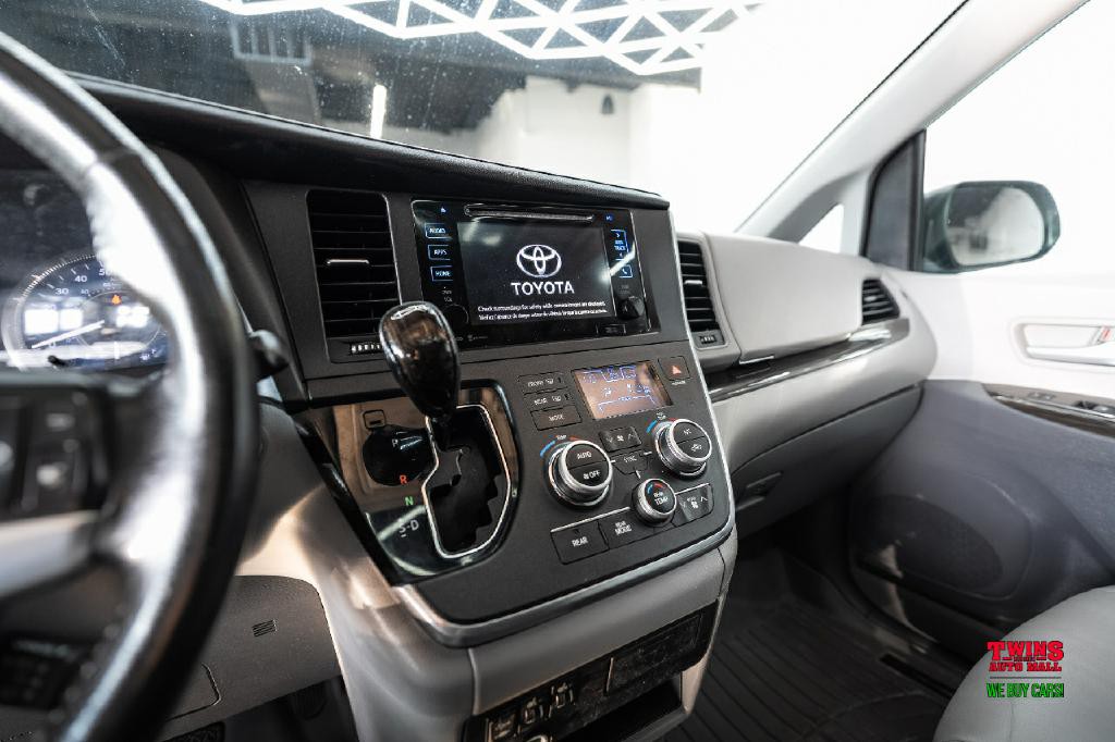 2015 Toyota Sienna Image 21