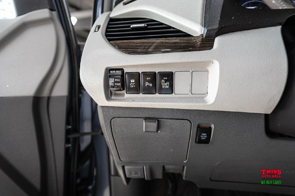 2015 Toyota Sienna Image 24