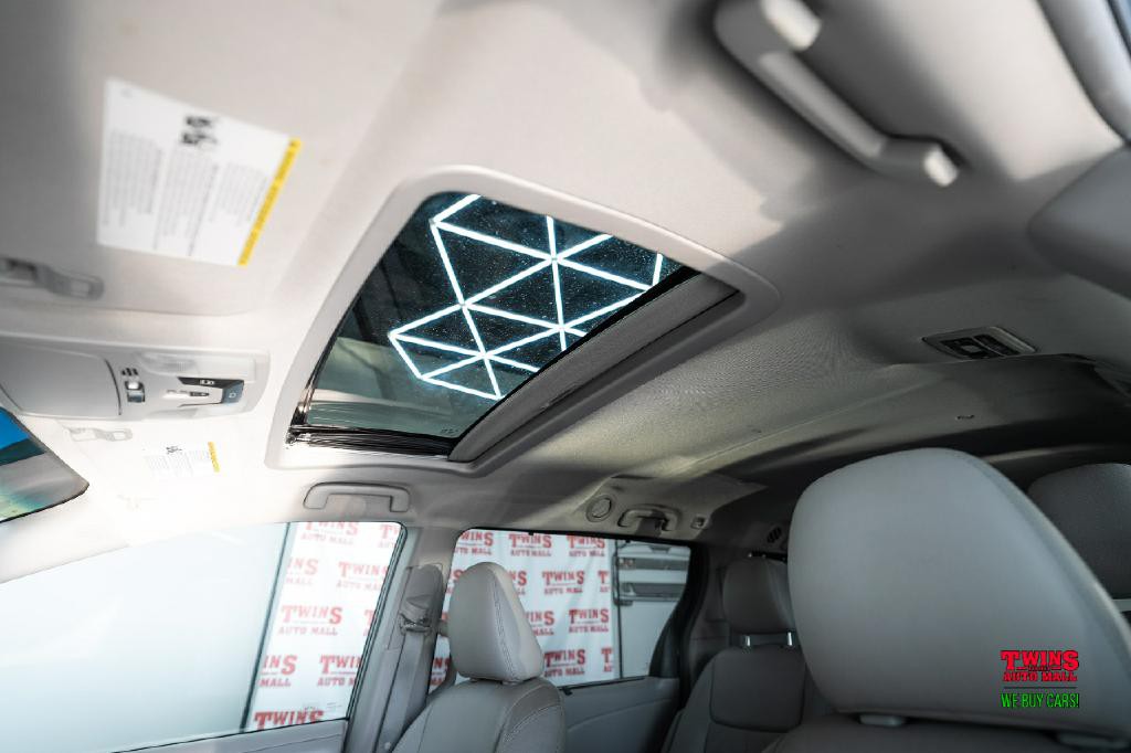 2015 Toyota Sienna Image 25