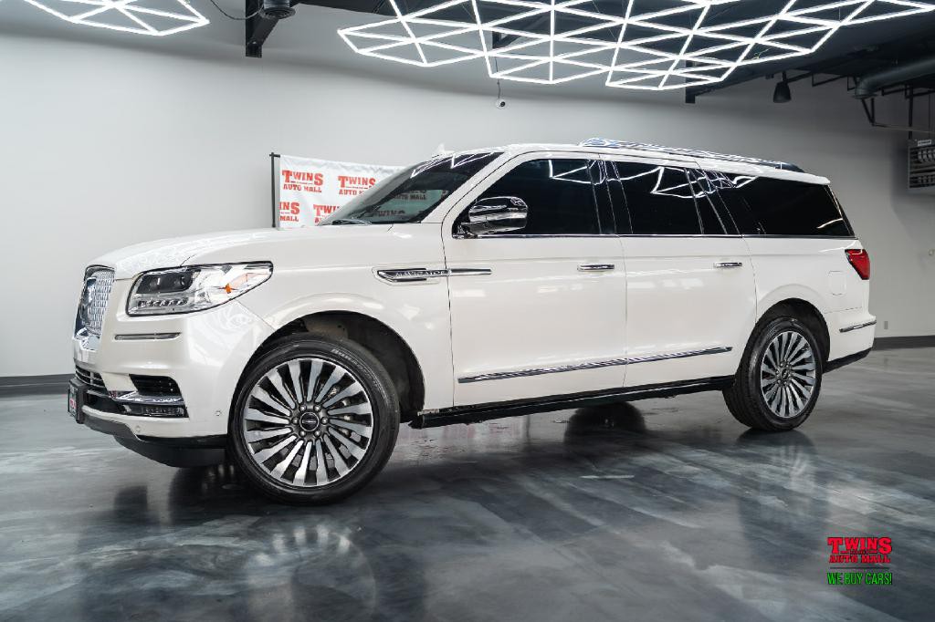2019 Lincoln Navigator Image 2