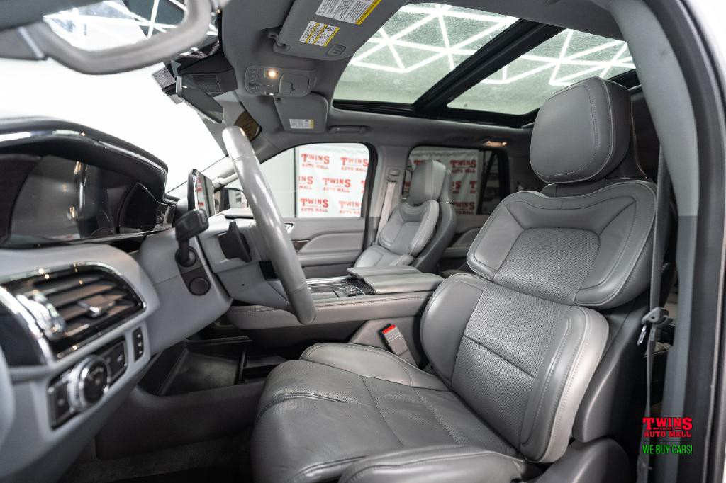 2019 Lincoln Navigator Image 13